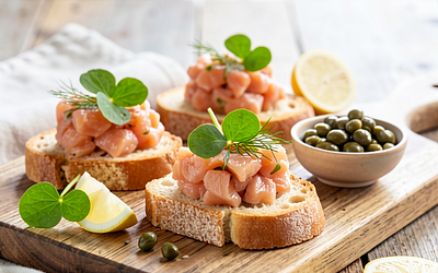 Salmon tartare on toasts