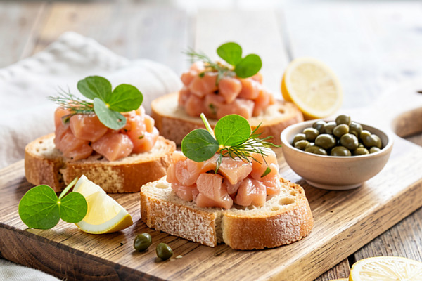 Tatar z łososia na tostach