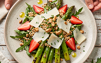 Arugula salad with grilled asparagus and parmesan with spelt and strawberries