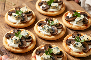 Mini pizzas with porcini mushrooms and blue cheese