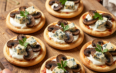 Mini pizzas with porcini mushrooms and blue cheese