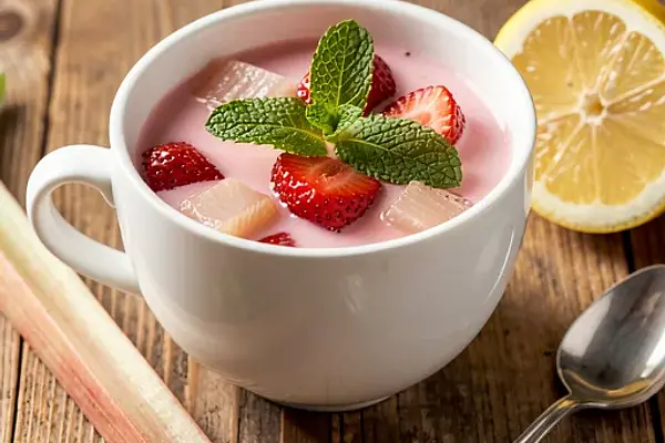 Gorący kompot rabarbarowo-truskawkowy z miętą i miodem lipowym