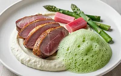 Pierś kaczki sous-vide, puree z selera i pianka ze szczawiu