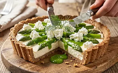 Tarta na cieście żytnim ze szparagami, kozim serem i sosem szczawiowym