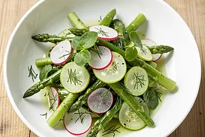 Sałatka z cienkich szparagów, ogórka kiszonego i koperkowego vinaigrette