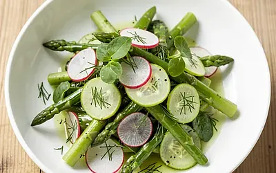 Sałatka z cienkich szparagów, ogórka kiszonego i koperkowego vinaigrette