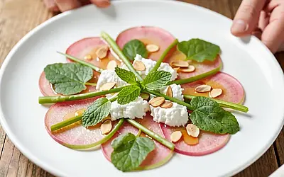 Rabarbarowe carpaccio z twarogiem wiejskim i miodowym winegretem