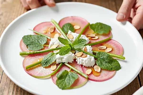 Rabarbarowe carpaccio z twarogiem wiejskim i miodowym winegretem