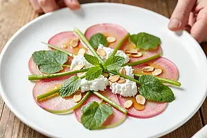 Rabarbarowe carpaccio z twarogiem wiejskim i miodowym winegretem