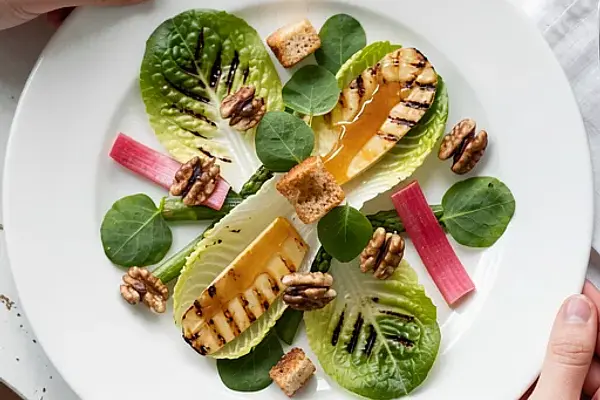 Grillowana sałata rzymska z szczawiem, szparagami i oscypkiem