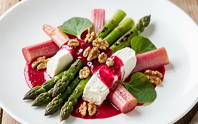 Asparagus with rhubarb and goat cheese under raspberry sauce