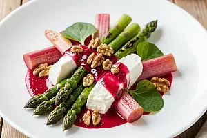 Asparagus with rhubarb and goat cheese under raspberry sauce