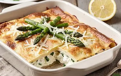 Crespelle zapiekane ze szparagami, ricottą i koperkową śmietaną