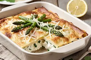 Crespelle zapiekane ze szparagami, ricottą i koperkową śmietaną