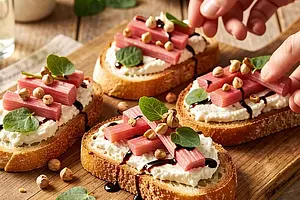 Bruschetta z rabarbarem, kozim serem i prażonymi orzechami laskowymi