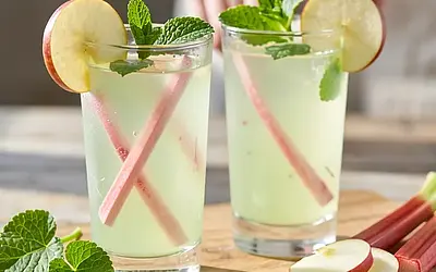 Sorrel-Apple Cocktail with Green Tea