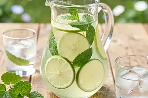 Sour sorrel water with lime and mint