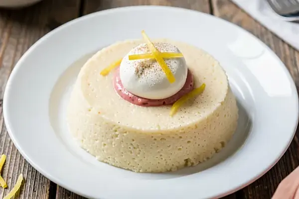 Kaszka manna z musem rabarbarowym i śmietanką