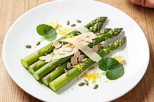 Szparagi z płatkami migdałów i delikatnym parmezanem