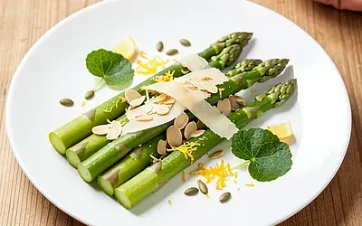 Asparagus with almond flakes and delicate parmesan