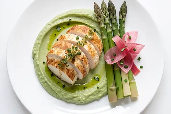 Polędwiczki z kurczaka na purée ze szparagów i vinaigrette ze szczawiu