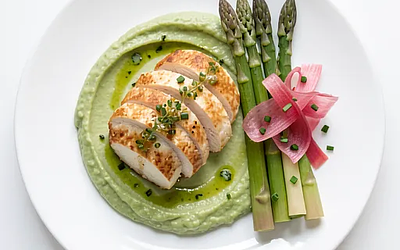 Polędwiczki z kurczaka na purée ze szparagów i vinaigrette ze szczawiu