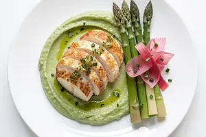 Polędwiczki z kurczaka na purée ze szparagów i vinaigrette ze szczawiu