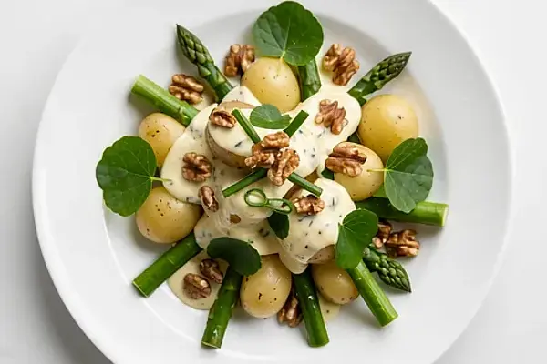 Sałatka ze szparagami zielonymi, młodymi ziemniakami i chrzanowym dressingiem