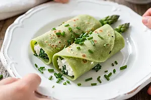 Asparagus rolls with cottage cheese and sorrel