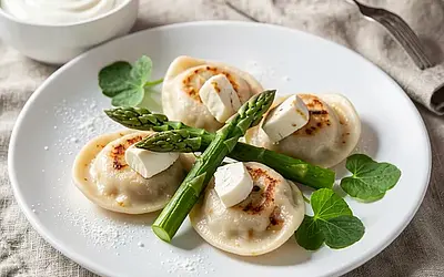 Small dumplings with white cheese and asparagus