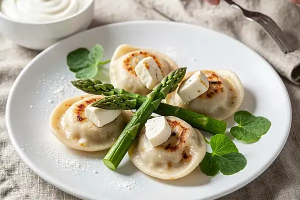 Małe pierożki z białym serem i szparagami