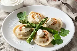 Małe pierożki z białym serem i szparagami