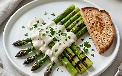 Grilled asparagus with garlic sauce