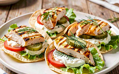 Tortilla z grillowanym kurczakiem, kiszonym ogórkiem i koperkowym twarożkiem