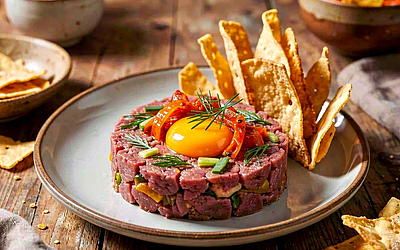 Tatar z polędwicy z pikantnym kimchi i chipsami z obwarzanka
