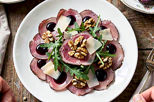 Carpaccio z młodej wołowiny z prażonymi orzechami i sosem śliwkowo-balsamicznym
