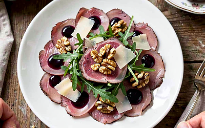 Carpaccio z młodej wołowiny z prażonymi orzechami i sosem śliwkowo-balsamicznym