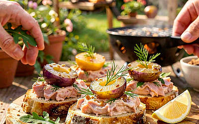 Tost z chleba wiejskiego z pastą z wędzonego pstrąga i karmelizowaną cebulą z mirabelek