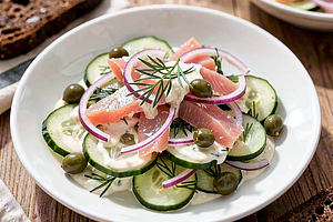 Sałatka z ogórka, koperku i wędzonego pstrąga