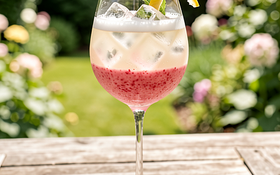 Letni spritz z kwiatem czarnego bzu i puree malinowym