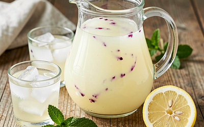 Lemoniada lipowa z syropem z czarnej jagody