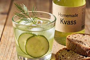 Kwas z kiszonych jabłek i ogórka z koperkiem