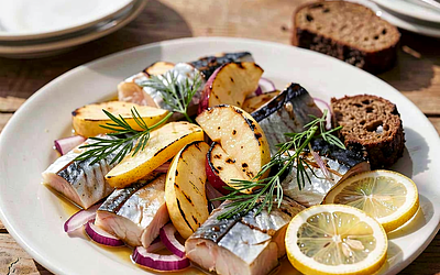 Śledź po kaszubsku z koperkiem i grillowanymi jabłkami