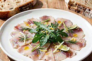 Carpaccio z marynowanego karpia z rukolą i cytrynowym koperkiem