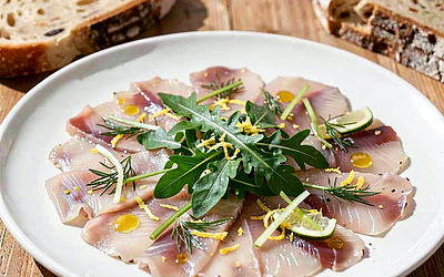 Carpaccio z marynowanego karpia z rukolą i cytrynowym koperkiem