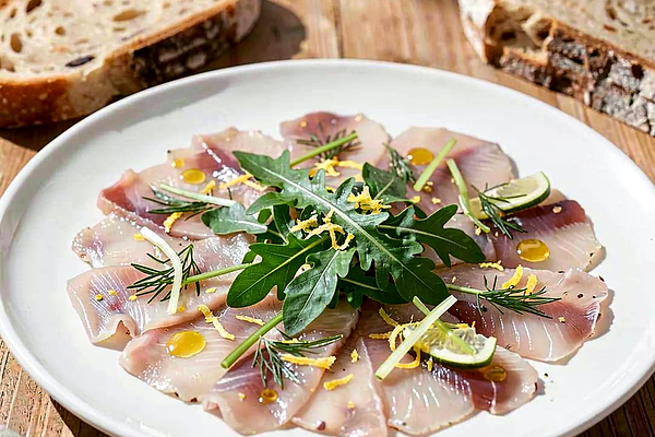 Carpaccio z marynowanego karpia z rukolą i cytrynowym koperkiem