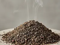 Coarsely ground black pepper