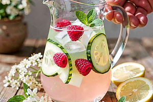 Lemoniada z kwiatów czarnego bzu, malin i świeżego ogórka.