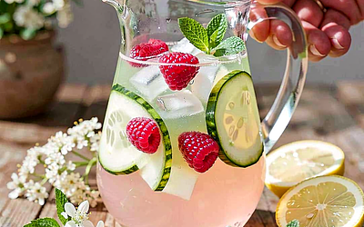 Lemoniada z kwiatów czarnego bzu, malin i świeżego ogórka.