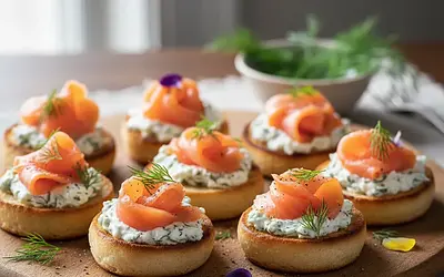 Mini kanapki z wędzonym łososiem i kremowym serkiem koperkowym